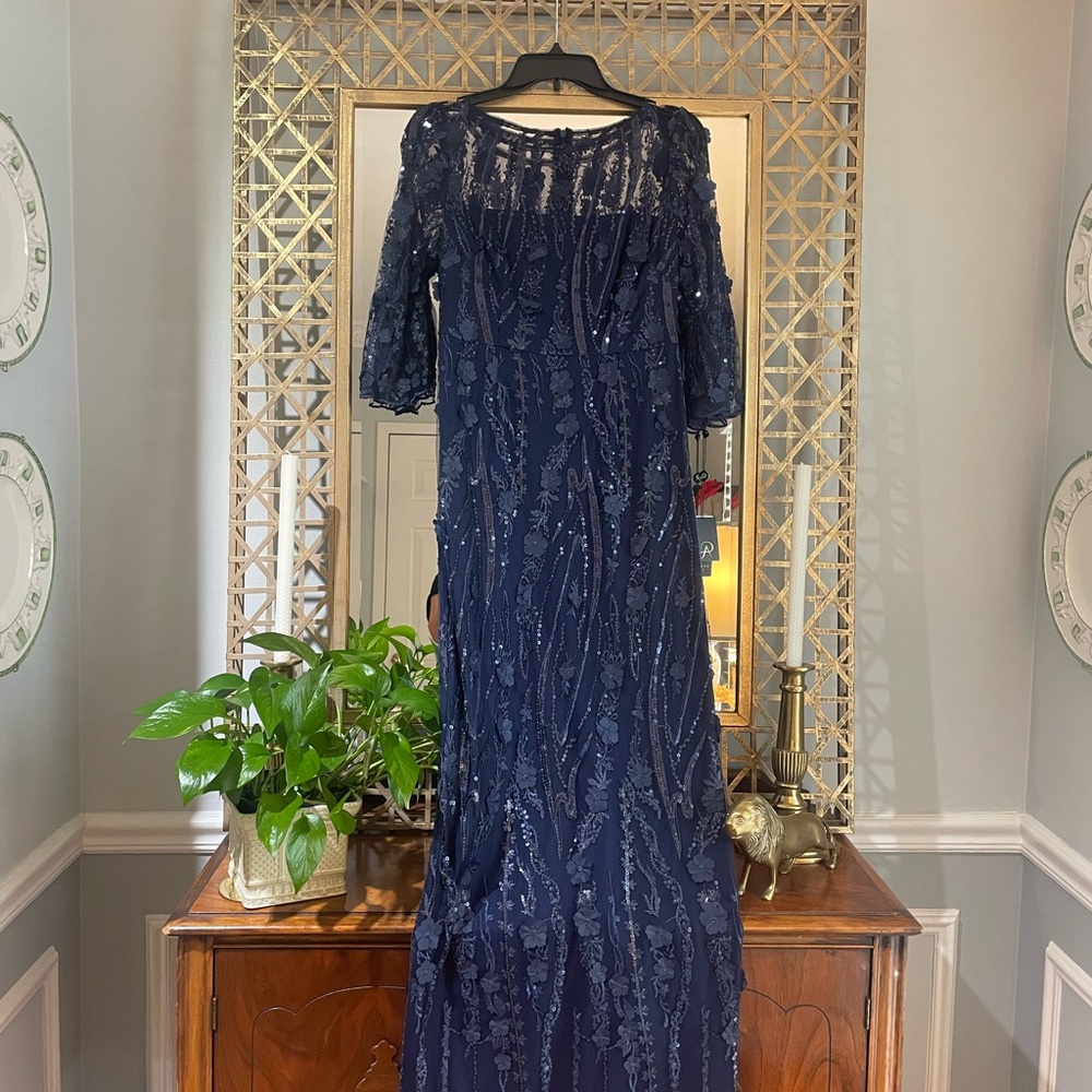 Adrianna Papell
Stunning column dress with bell sleeves, in classic Navy
Size 2